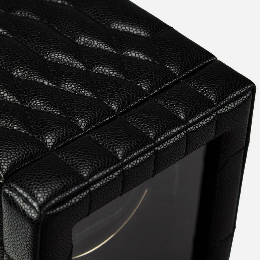 Watch winder Lauren voor 1 horloge van Wolf 1834 in Zwart, detail van het geometrische stiksel