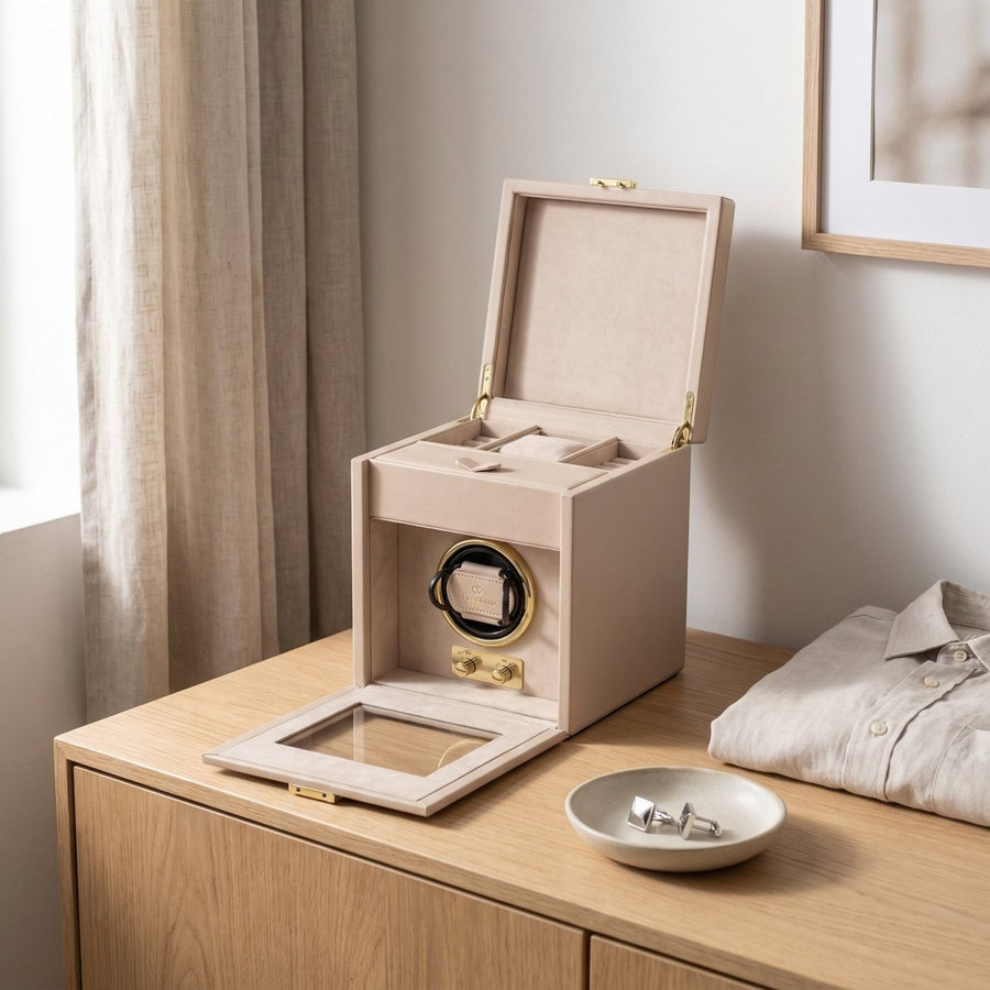 Watch winder Luxora voor 1 horloge van Windrose 1967 in Beige / Goud, geopend op een dressoir