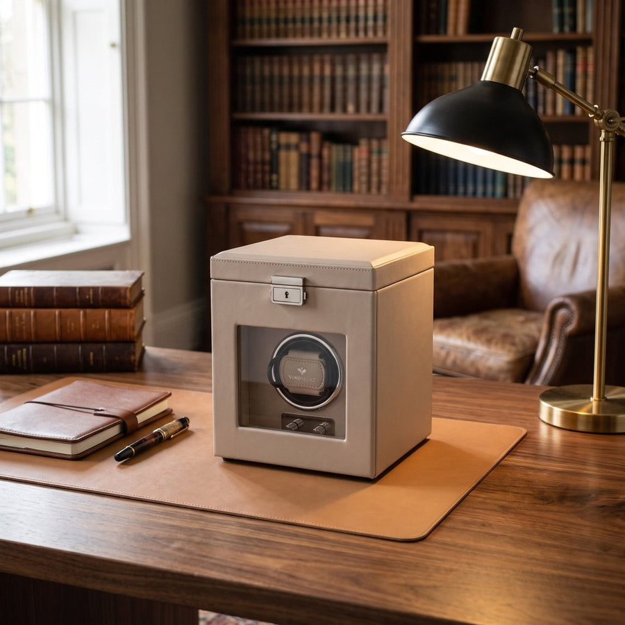 Watch winder Luxora voor 1 horloge van Windrose 1967 in Beige / Zilver, op een bureau in een studeerkamer