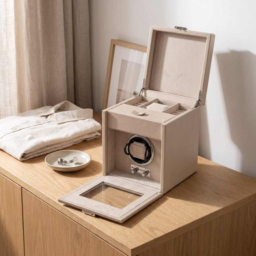 Watch winder Luxora voor 1 horloge van Windrose 1967 in Beige / Zilver, geopend op een dressoir