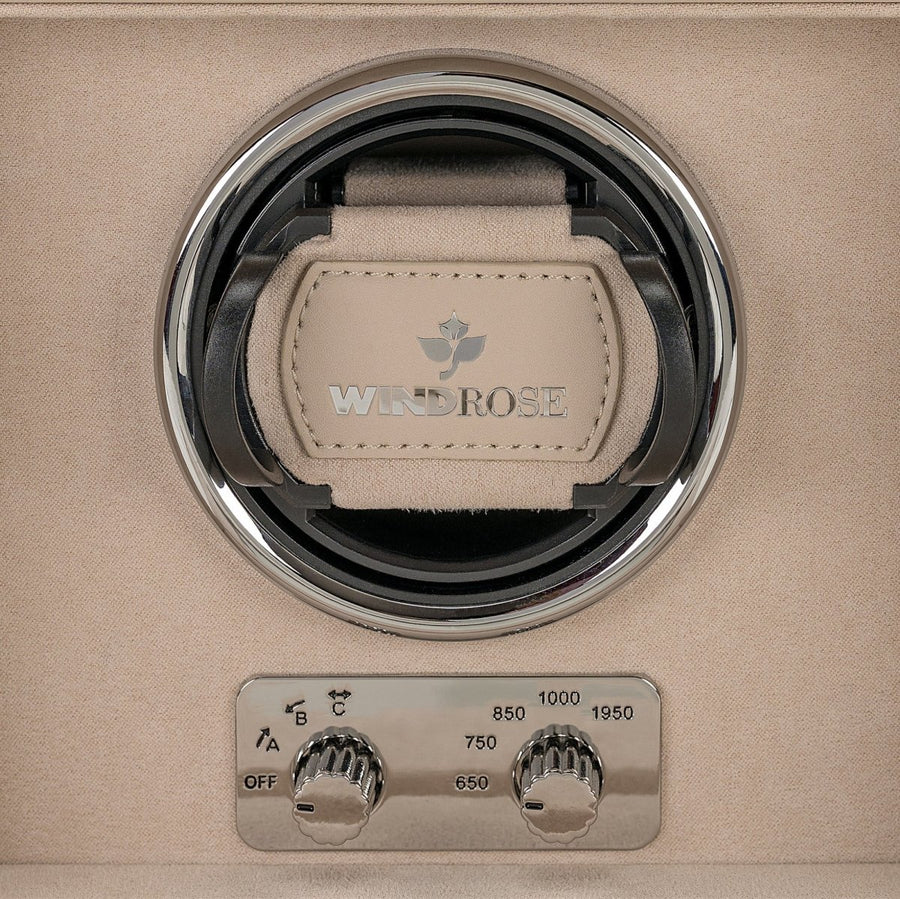 Watch winder Luxora voor 1 horloge van Windrose 1967 in Beige / Zilver, detail van de winder met het WINDROSE-kussen en de analoge draaiknoppen