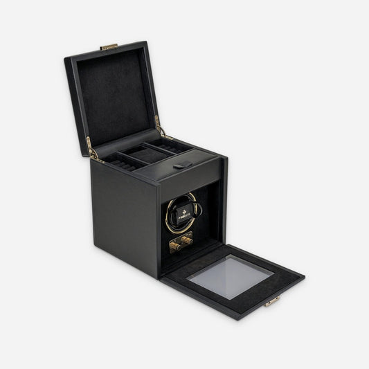 Watch winder Luxora voor 1 horloge van Windrose 1967 in Zwart / Goud, geopend, met het deksel omhoog en de glazen klep neergeklapt, schuin van voren