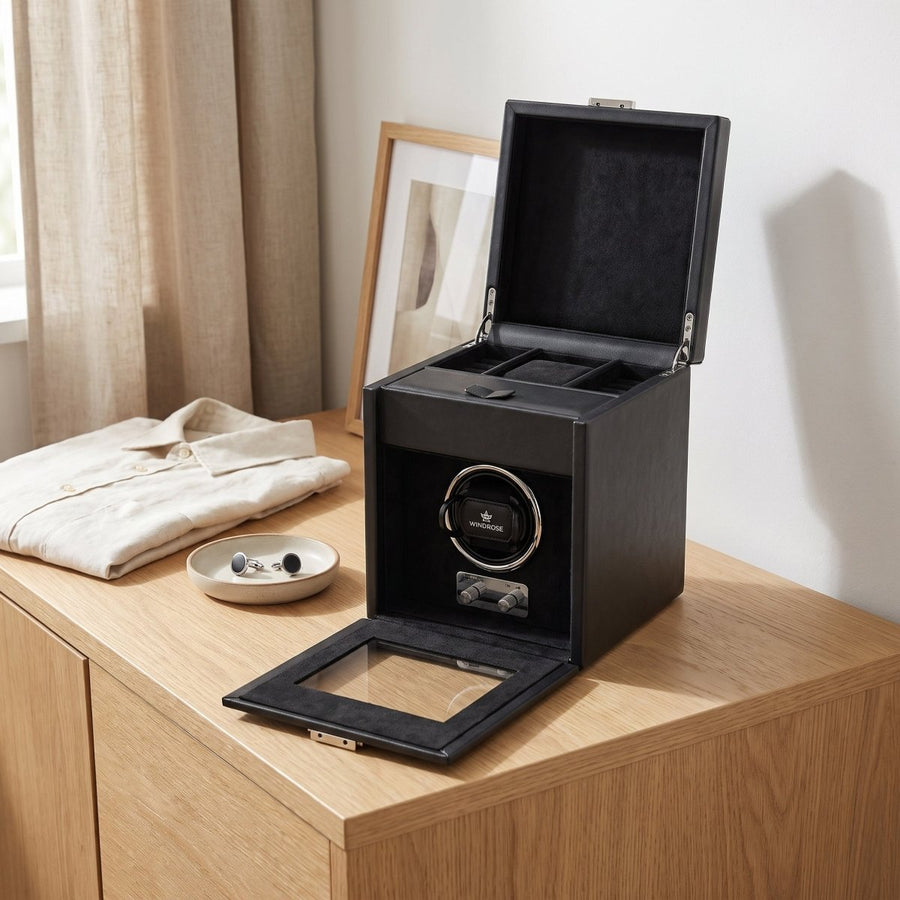 Watch winder Luxora voor 1 horloge van Windrose 1967 in Zwart / Zilver, geopend op een dressoir
