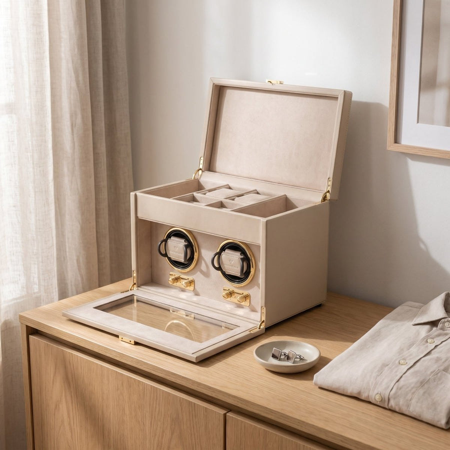 Watch winder Luxora voor 2 horloges van Windrose 1967 in Beige / Goud, geopend op een dressoir