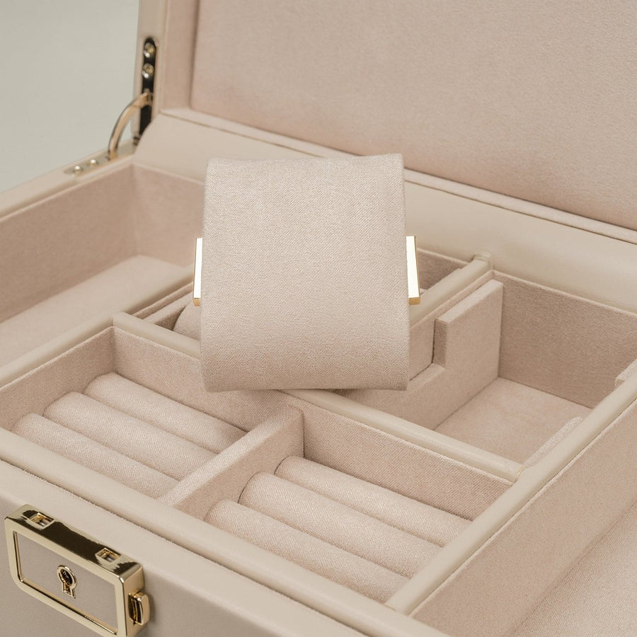 Watch winder Luxora voor 2 horloges van Windrose 1967 in Beige / Goud, detail van het opbergvak onder het deksel