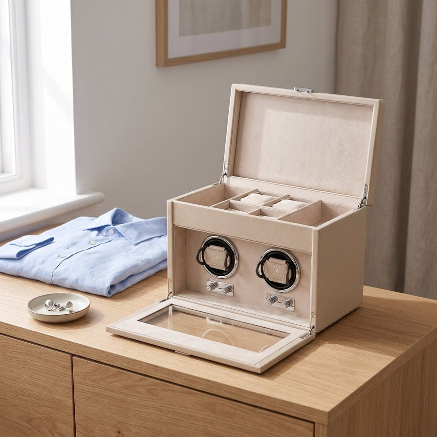 Watch winder Luxora voor 2 horloges van Windrose 1967 in Beige / Zilver, geopend op een dressoir