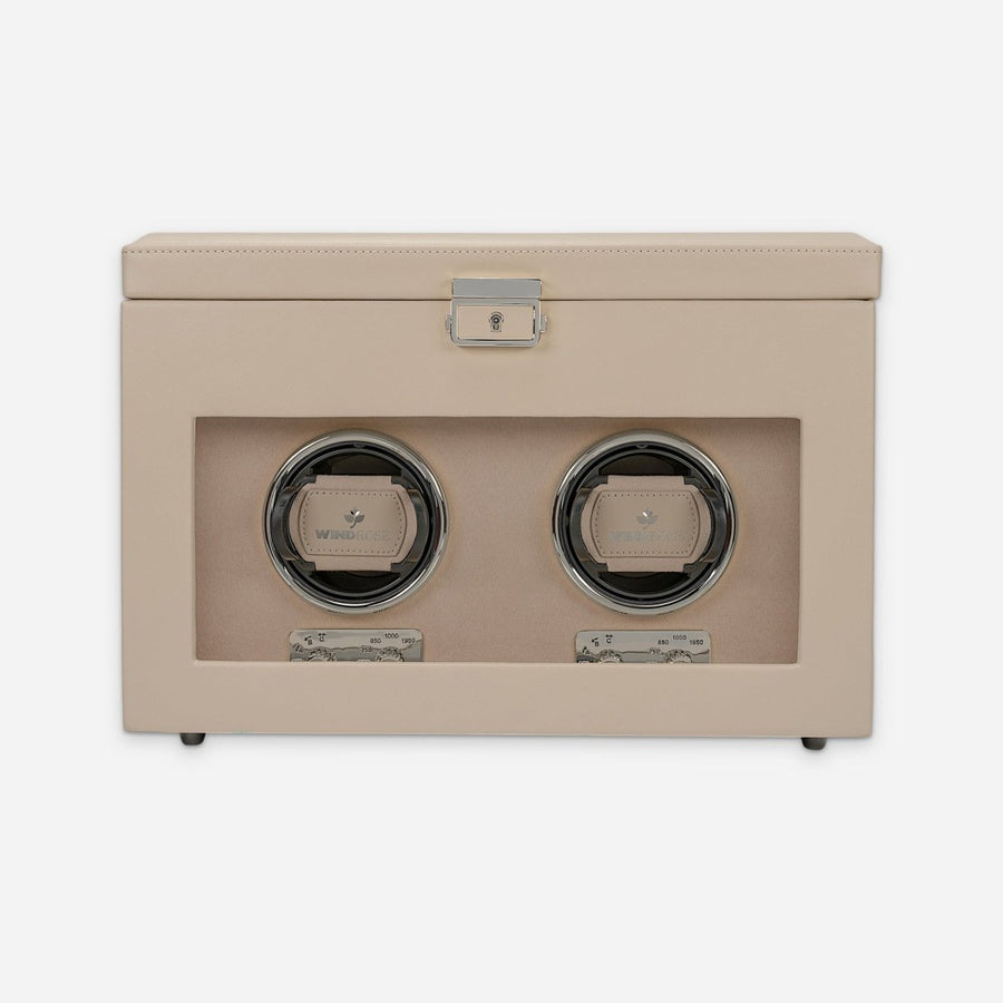 Watch winder Luxora voor 2 horloges van Windrose 1967 in Beige / Zilver, gesloten, recht van voren met zicht op de winder achter het glas