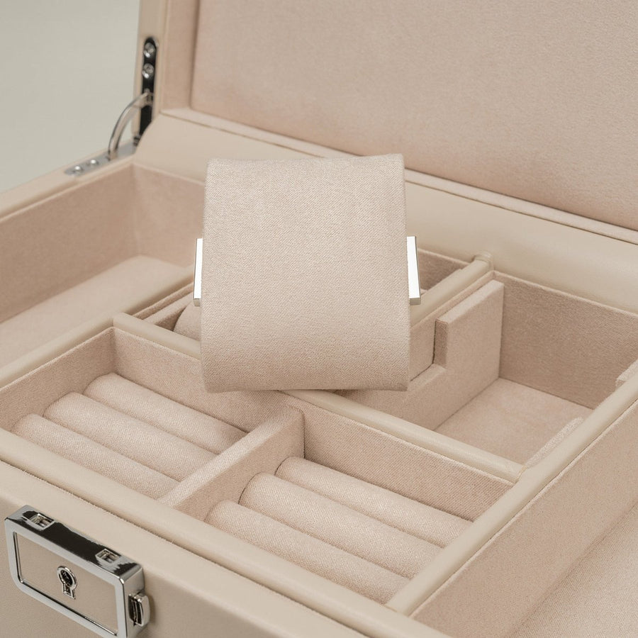Watch winder Luxora voor 2 horloges van Windrose 1967 in Beige / Zilver, detail van het opbergvak onder het deksel