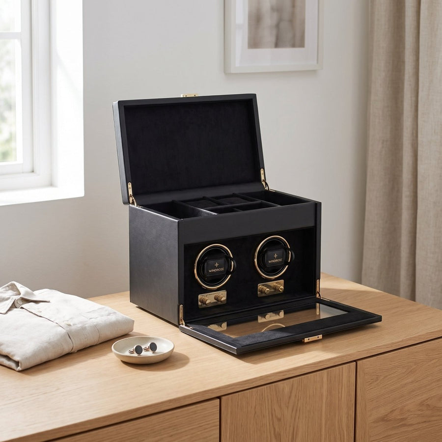 Watch winder Luxora voor 2 horloges van Windrose 1967 in Zwart / Goud, geopend op een dressoir