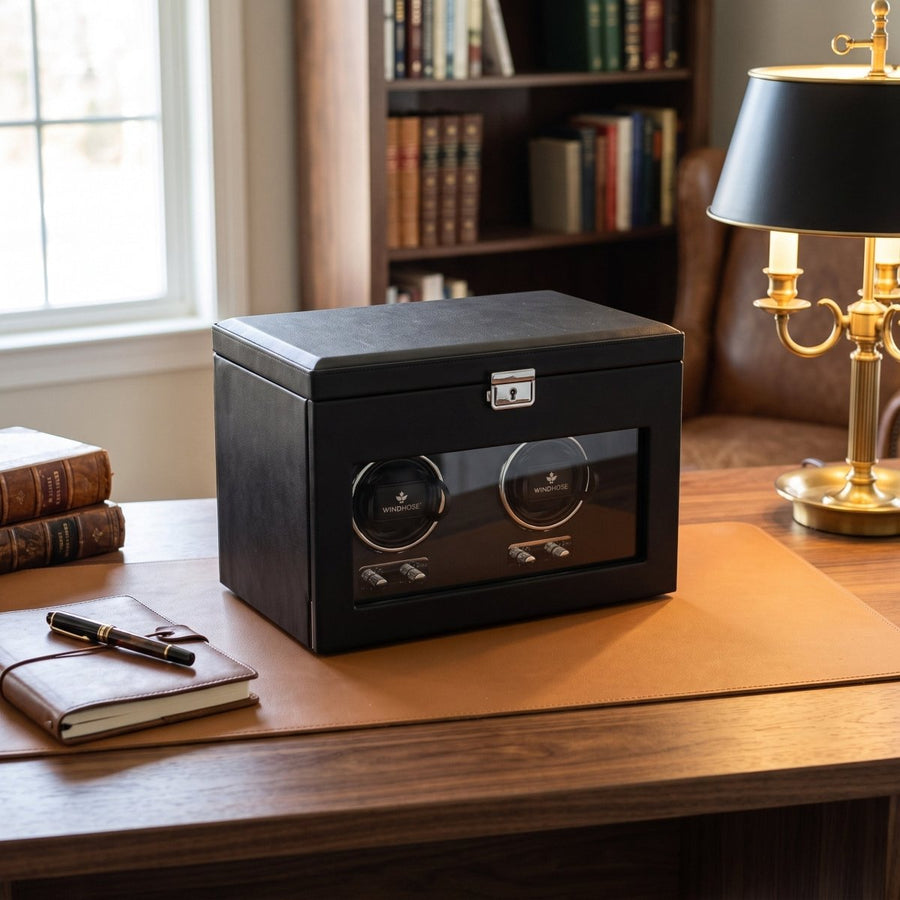 Watch winder Luxora voor 2 horloges van Windrose 1967 in Zwart / Zilver, op een bureau in een studeerkamer