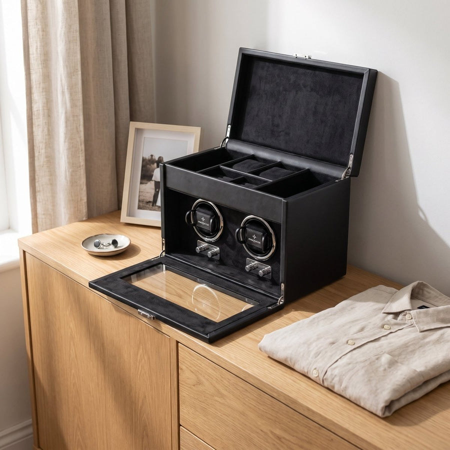 Watch winder Luxora voor 2 horloges van Windrose 1967 in Zwart / Zilver, geopend op een dressoir
