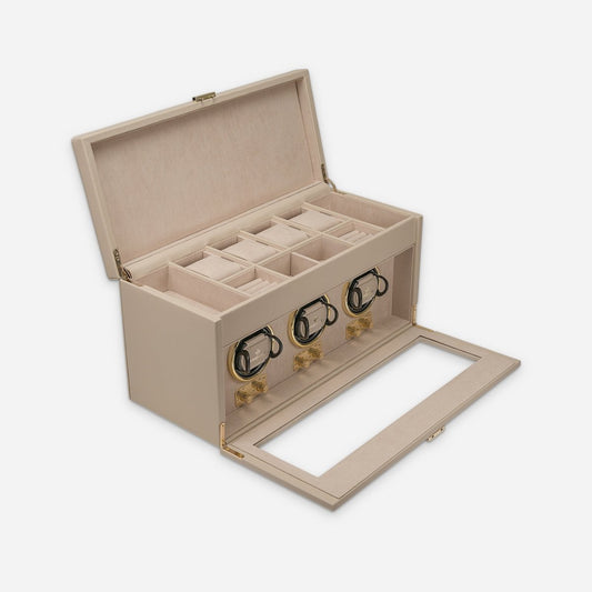 Watch winder Luxora voor 3 horloges van Windrose 1967 in Beige / Goud, geopend, met het deksel omhoog en de glazen klep neergeklapt, schuin van voren