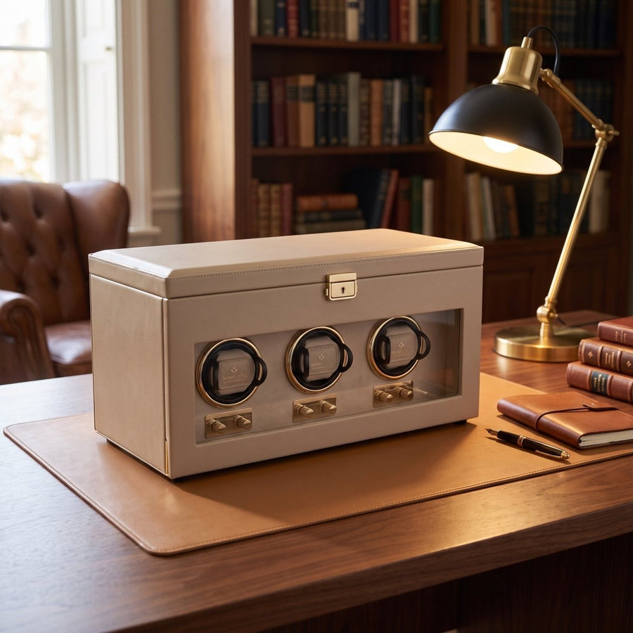 Watch winder Luxora voor 3 horloges van Windrose 1967 in Beige / Goud, op een bureau in een studeerkamer