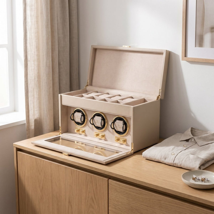 Watch winder Luxora voor 3 horloges van Windrose 1967 in Beige / Goud, geopend op een dressoir