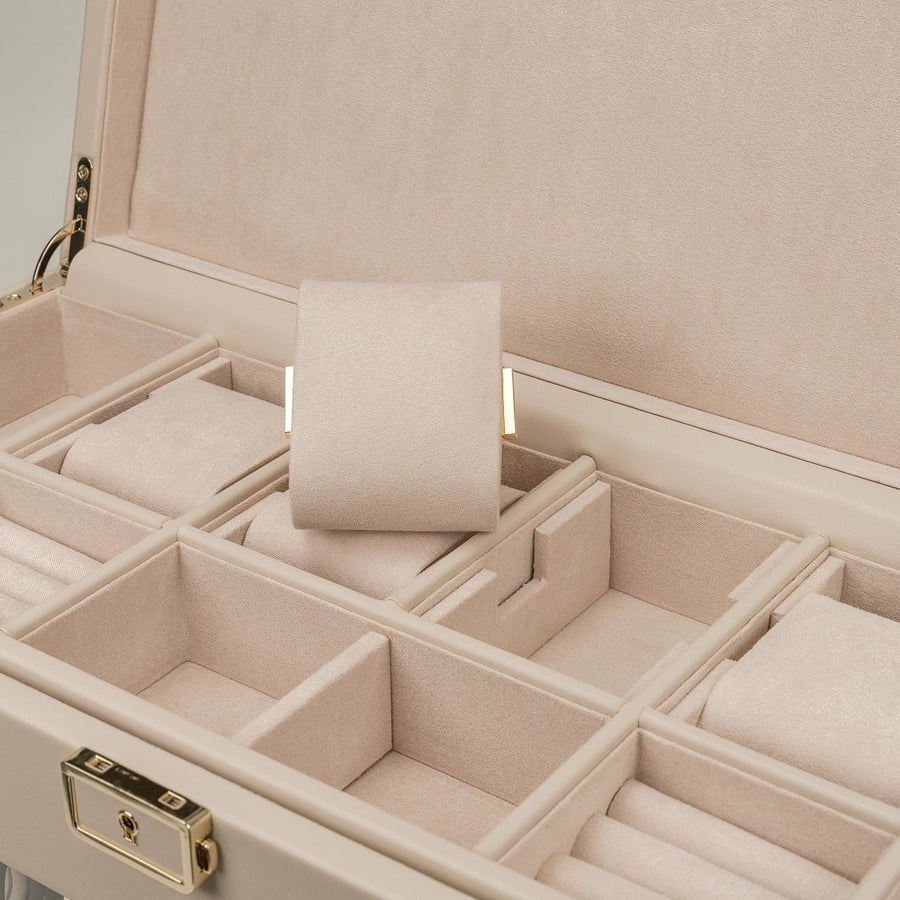 Watch winder Luxora voor 3 horloges van Windrose 1967 in Beige / Goud, detail van het opbergvak onder het deksel
