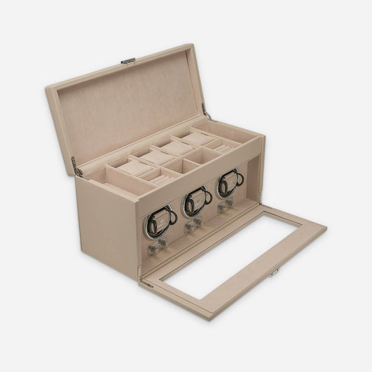 Watch winder Luxora voor 3 horloges van Windrose 1967 in Beige / Zilver, geopend, met het deksel omhoog en de glazen klep neergeklapt, schuin van voren