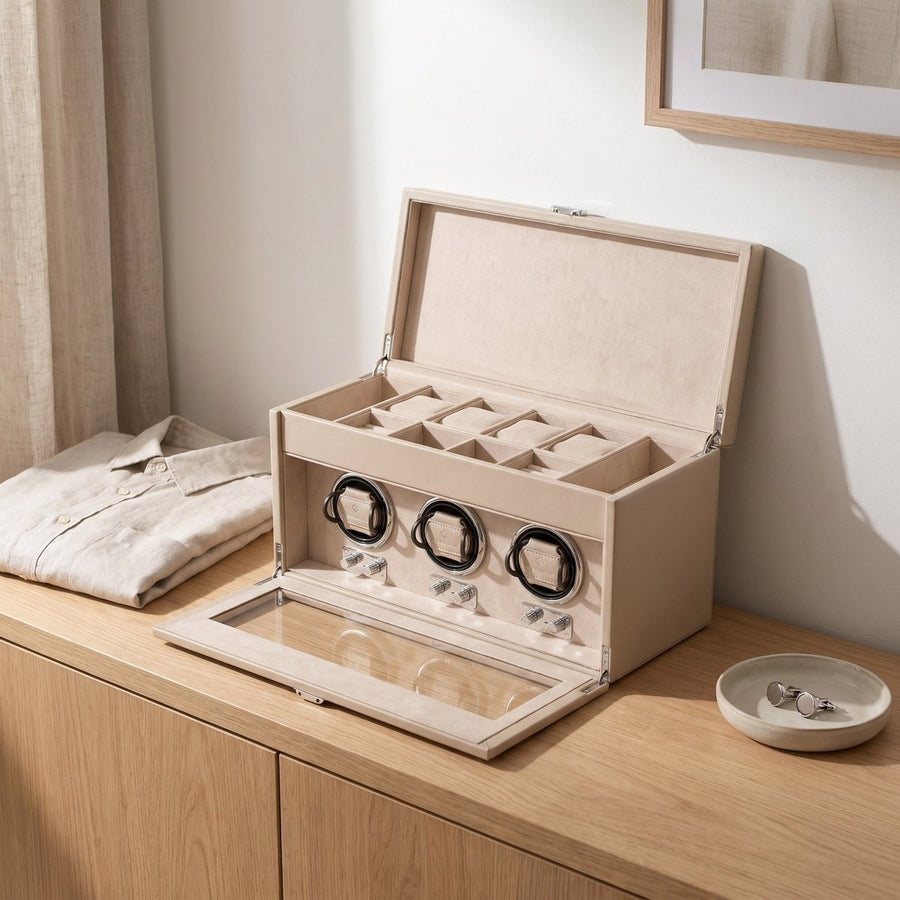 Watch winder Luxora voor 3 horloges van Windrose 1967 in Beige / Zilver, geopend op een dressoir