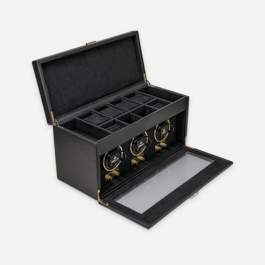 Watch winder Luxora voor 3 horloges van Windrose 1967 in Zwart / Goud, geopend, met het deksel omhoog en de glazen klep neergeklapt, schuin van voren