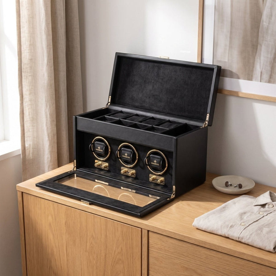 Watch winder Luxora voor 3 horloges van Windrose 1967 in Zwart / Goud, geopend op een dressoir