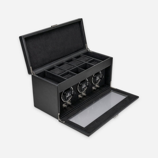 Watch winder Luxora voor 3 horloges van Windrose 1967 in Zwart / Zilver, geopend, met het deksel omhoog en de glazen klep neergeklapt, schuin van voren