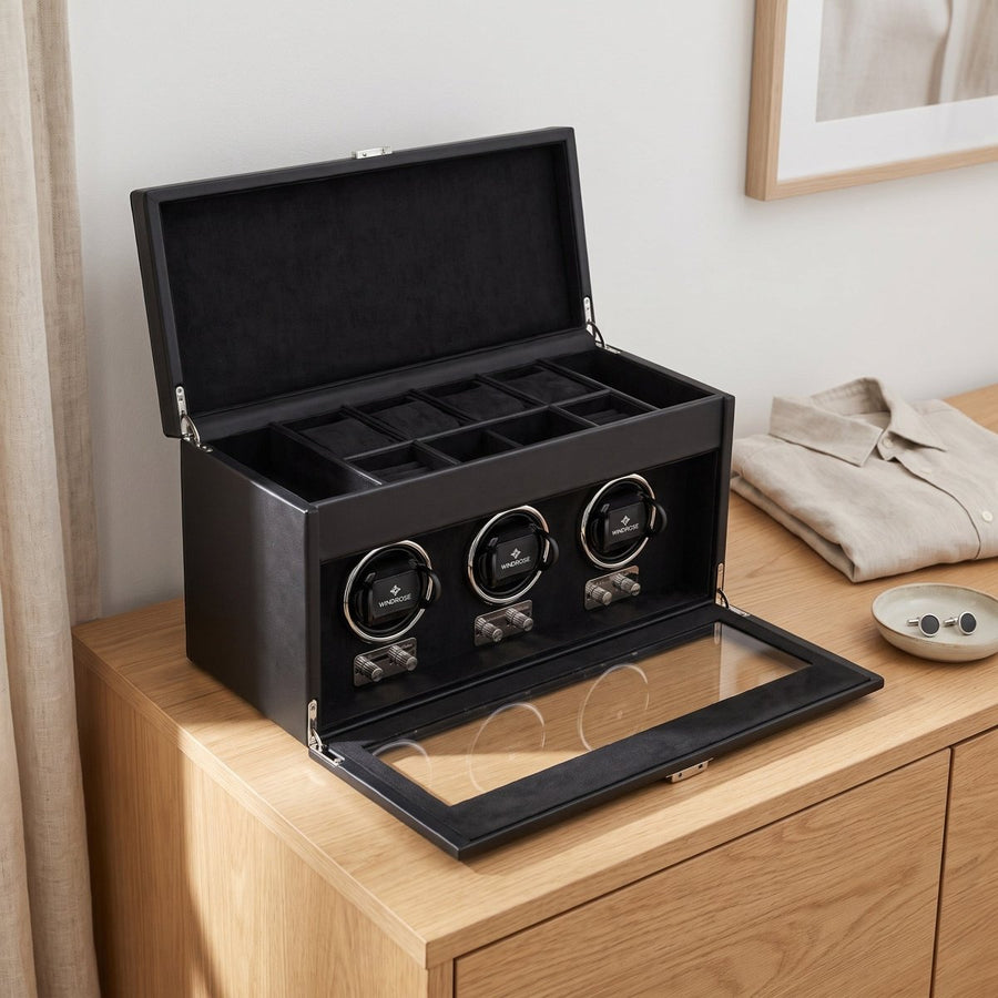 Watch winder Luxora voor 3 horloges van Windrose 1967 in Zwart / Zilver, geopend op een dressoir