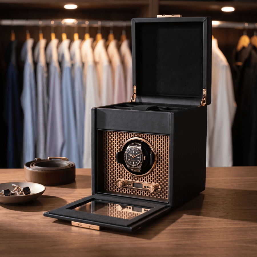 Watch winder met lade Axis 1 horloge Wolf 1834 Copper in een garderobe