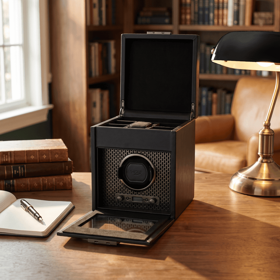Watch winder met lade Axis 1 horloge Wolf 1834 Powder Coat in een studeerkamer