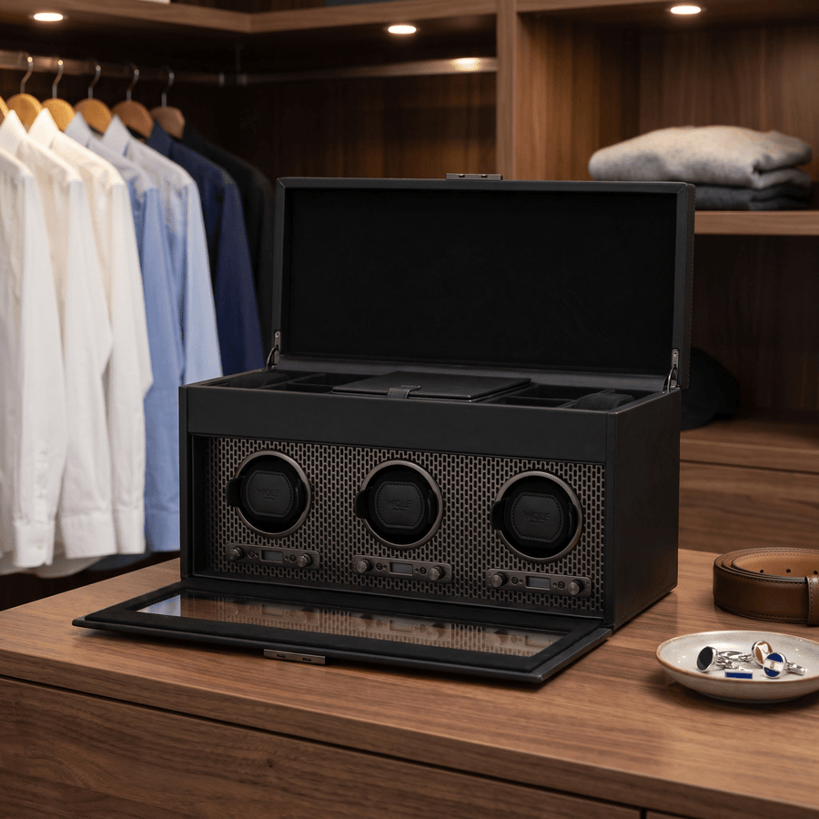 Watch winder met lade Axis 3 horloges Wolf 1834 Powder Coat in een garderobe