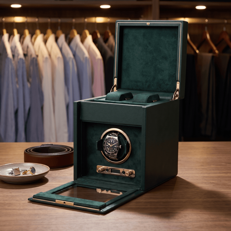 Watch winder met lade British Racing 1 horloge Wolf 1834 donkergroen met goudkleurig beslag, detail