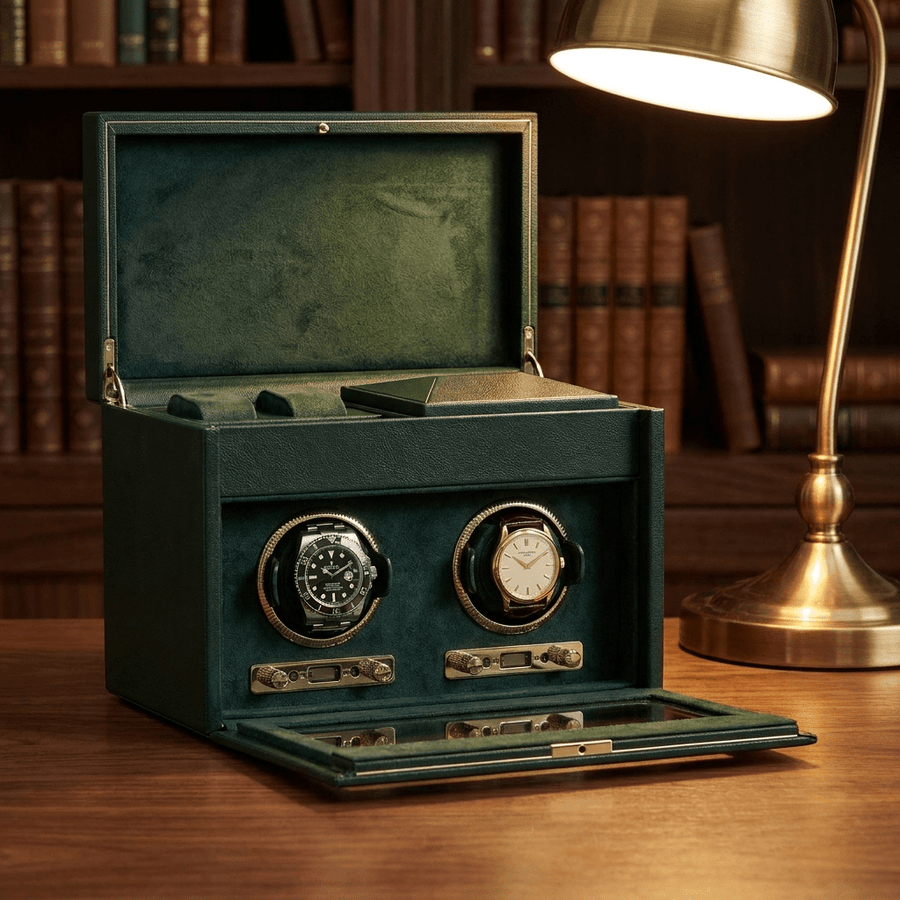 Wolf 1834 British Racing watch winder met lade voor 2 horloges in donkergroen leer, gevuld met verschillende luxe horloges, op een walnoten bureau in een klassieke studeerkamer
