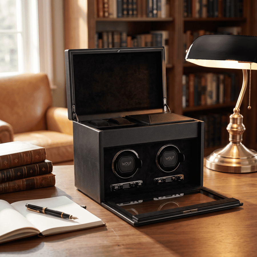Watch winder met lade British Racing 2 horloges Wolf 1834 Saphire Black in een studeerkamer