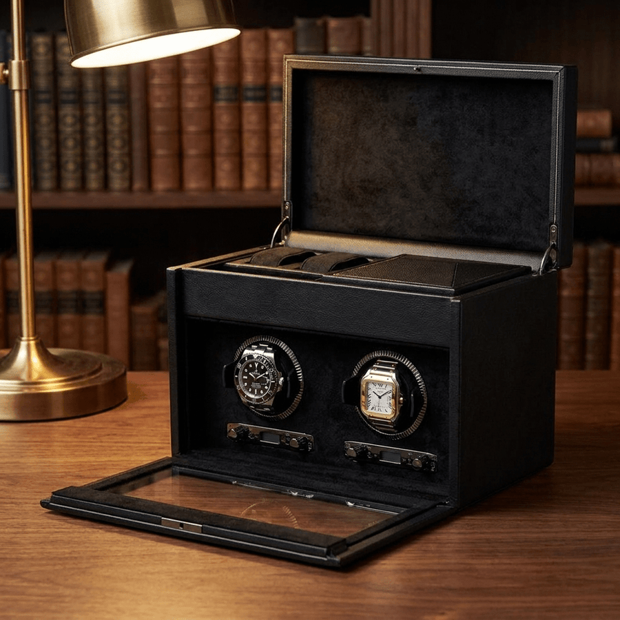 Wolf 1834 British Racing watch winder met lade voor 2 horloges in saphire black (zwart leer), gevuld met verschillende luxe horloges, op een walnoten bureau in een klassieke studeerkamer