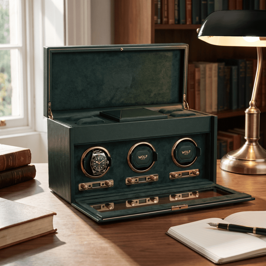Watch winder met lade British Racing 3 horloges Wolf 1834 Donkergroen in een studeerkamer