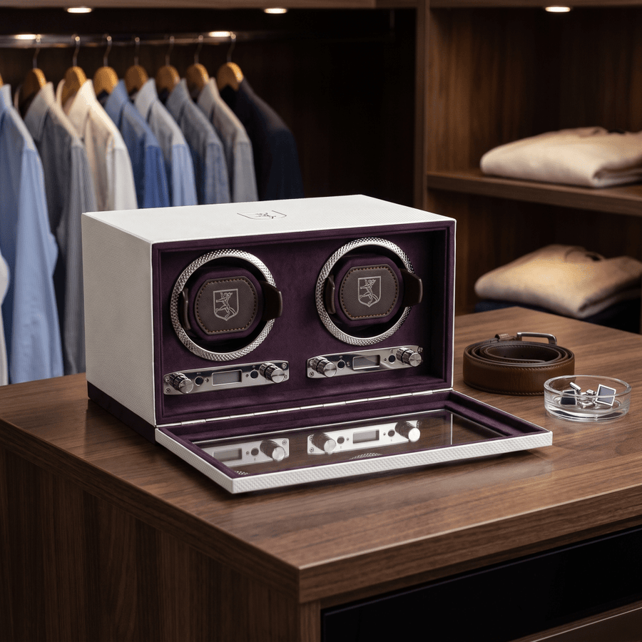 Watch winder Silver 2 Horloges Wolf 1834 in een garderobe