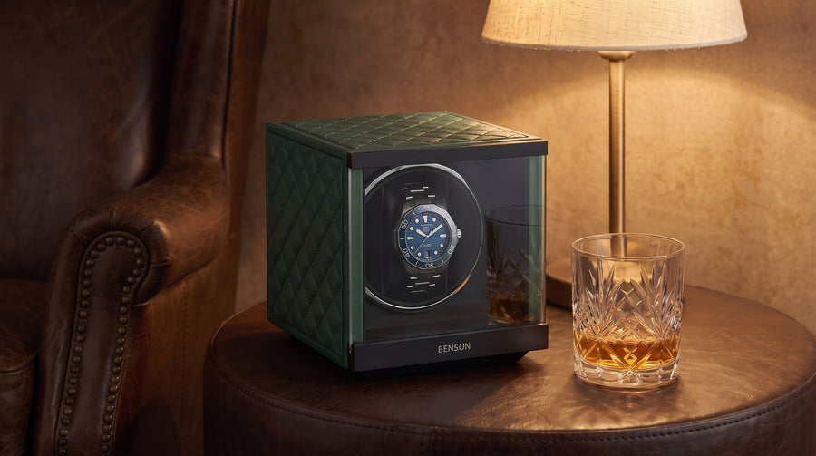 Benson Swiss Series watch winder met een TAG Heuer Aquaracer naast een leren fauteuil