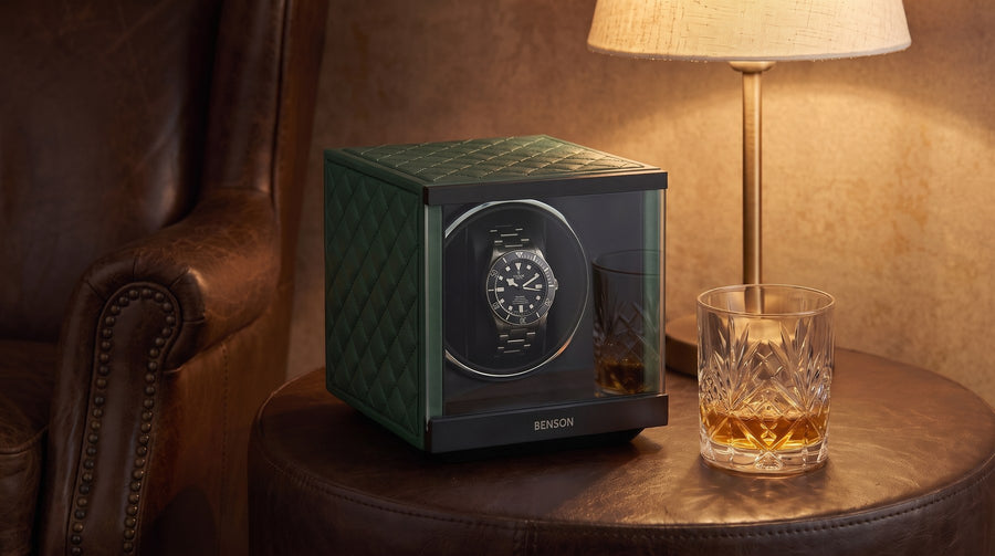 Benson Swiss Series watch winder met een Tudor Pelagos naast een leren fauteuil