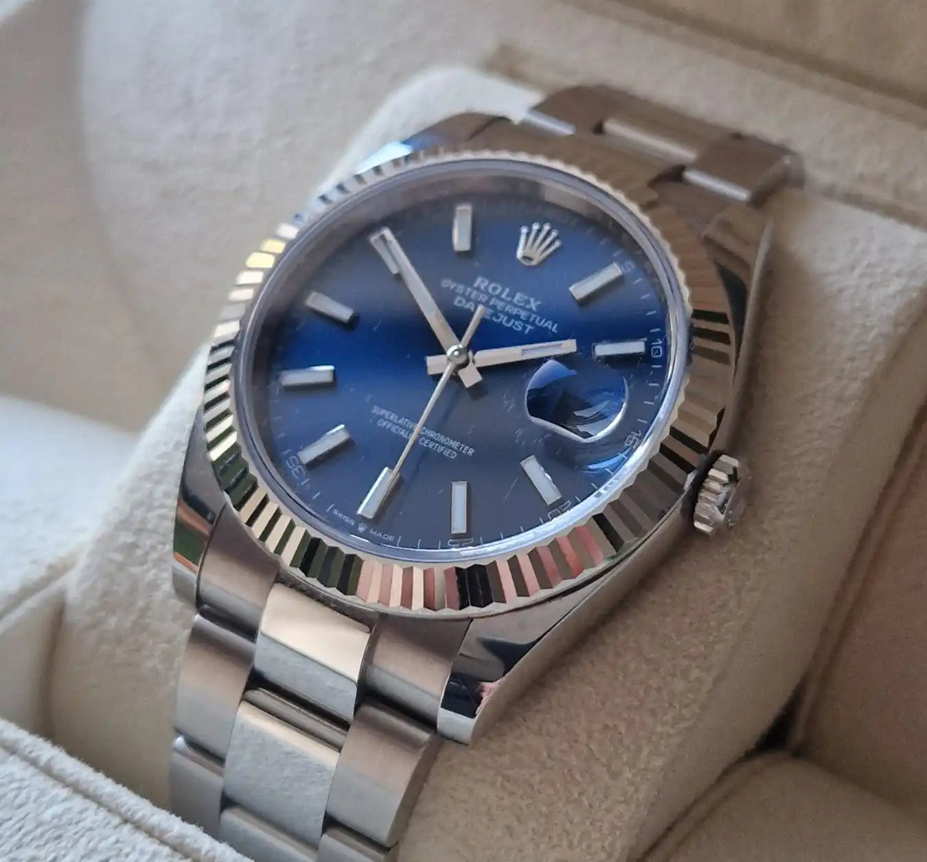 Zilveren Rolex-horloge met blauwe wijzerplaat.